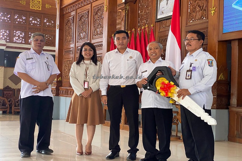 BPKPAD Serahkan Insentif Prestasi Capaian PBB-P2 Kepada Camat, Kades dan Lurah